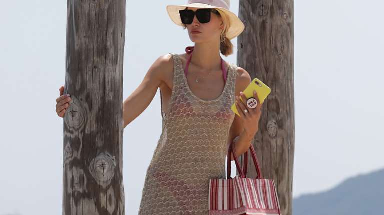 Καλοκαιρινό νεσεσέρ: Τα 5 προϊόντα ομορφιάς που πρέπει απαραιτήτως να έχεις μαζί σου στην παραλία