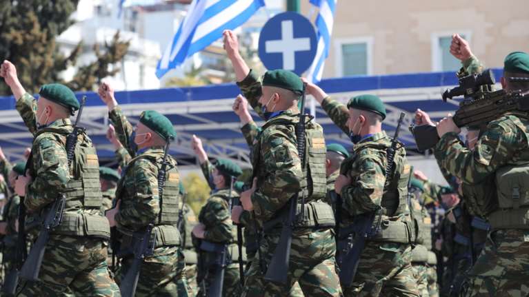 25η Μαρτίου: Ξεκίνησε η στρατιωτική παρέλαση στο Σύνταγμα - Οι δρόμοι που θα είναι κλειστοί