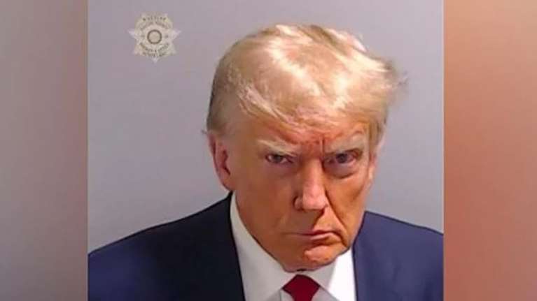 Δαιμόνιος Τραμπ: Κάνει πολιτικό "όπλο" τη φωτογραφία στη φυλακή με το επιθετικό και περιφρονητικό βλέμμα