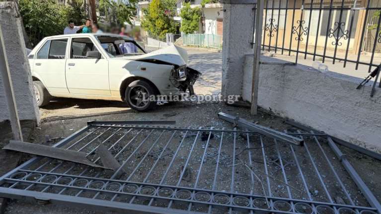 Θήβα: Μεθυσμένος οδηγός καρφώθηκε σε μαντρότοιχο – Τραυματίστηκαν τα παιδιά του [εικόνες - βίντεο]