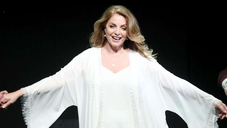 Η Άντζελα Γκερέκου σε κρητικό γλέντι - Κομψή και χαμογελαστή