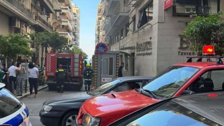 Φωτιά σε κλινική στο κέντρο της Θεσσαλονίκης - Βγήκαν στον δρόμο ασθενείς και νοσοκόμες [εικόνες]