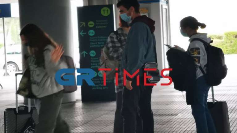 Κορονοϊός: Έφτασαν στη Θεσσαλονίκη Έλληνες από το Λονδίνο - &quot;Στη Βρετανία το 90% των κατοίκων δεν τηρούσε τα μέτρα&quot;