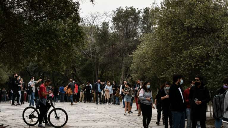 Συμμορία ανηλίκων απείλησε με κατσαβίδι και λήστεψε μαθητές σχολικής εκδρομής, στον Ιερό Βράχο της Ακροπόλεως [βίντεο]