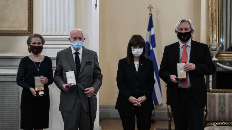 Ημέρα φιλελληνισμού: Η ΠτΔ παρασημοφόρησε τρεις διακεκριμένους Αμερικανούς αρχαιολόγους που αγαπούν την Ελλάδα