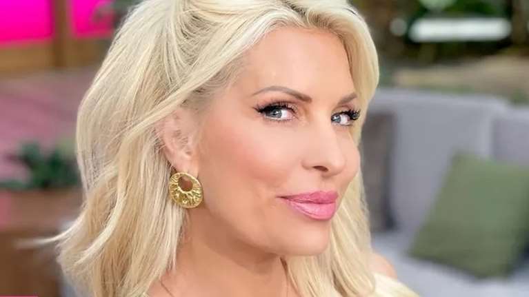 Ελένη Μενεγάκη: Ποζάρει με ροζ, βελούδινη φόρμα σε ένα πανέμορφο τοπίο της Άνδρου