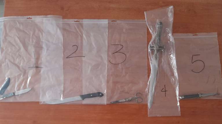 Απόπειρα δολοφονίας στην Καλλιθέα: Μέχρι και ξίφος είχε η 51χρονη που μαχαίρωσε τον σύντροφό της