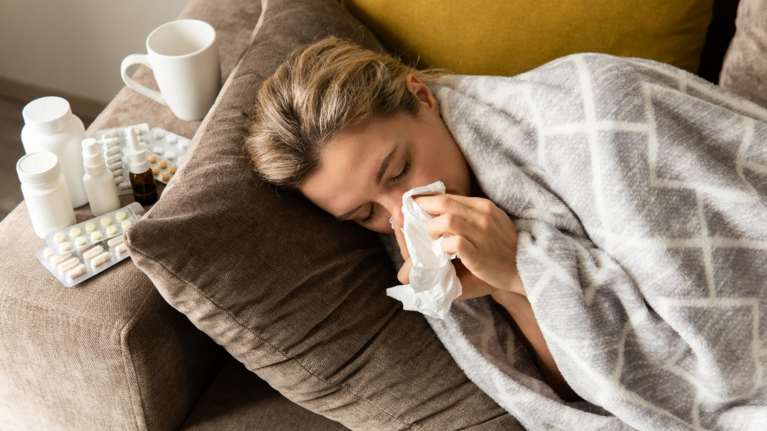 Πώς θα προφυλαχθούμε από τη γρίπη και τις ιώσεις - Τι άλλο να κάνουμε, εκτός από τον εμβολιασμό