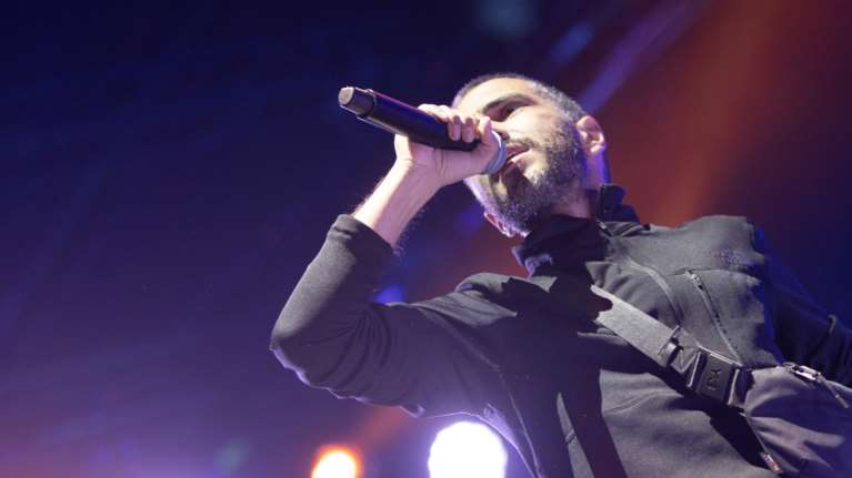 Η Αθήνα χορεύει στον παλμό του ΛΕΞ - Αντίστροφη μέτρηση για τις δύο μεγάλες συναυλίες του στο ΟΑΚΑ