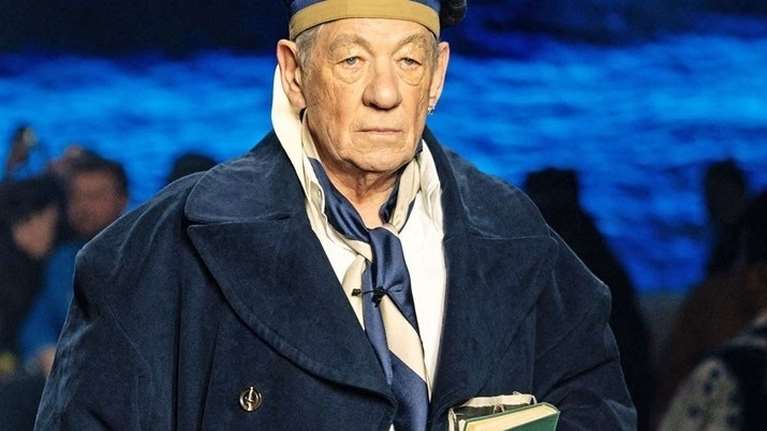 Ο 84χρονος Ίαν ΜακΚέλεν χώρισε τον 30χρονο σύντροφό του, επειδή του ζήτησε να αρραβωνιαστούν