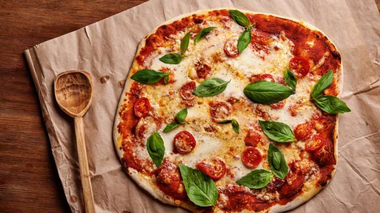 Φανταστική πίτσα μαργαρίτα με λεπτή ζύμη: Η πιο απλή συνταγή για ζύμη πίτσας στη στιγμή