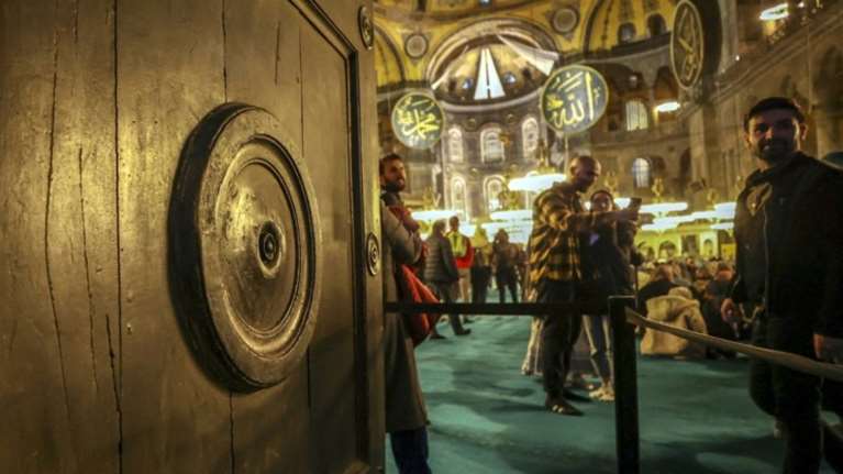 Τουρκικά ΜΜΕ για Αγία Σοφιά: Επισκευάστηκε η ζημιά στην Αυτοκρατορική Πύλη [εικόνες]