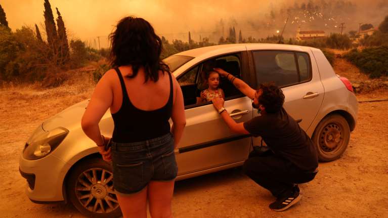 Φωτιά στην Εύβοια: Η μικρή Βαλεντίνα που συγκλόνισε το πανελλήνιο σταμάτησε να κλαίει και... γυρίζει σπίτι [Εικόνες]