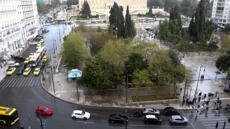 Αυτοκίνητο παρέσυρε δύο πεζούς στο κέντρο της Αθήνας - Νοσηλεύονται σοβαρά τραυματισμένοι