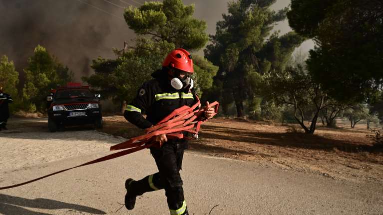 Φωτιά σε δύσβατη περιοχή στα Καλάβρυτα - Στην επιχείρηση συμμετέχει  ελικόπτερο