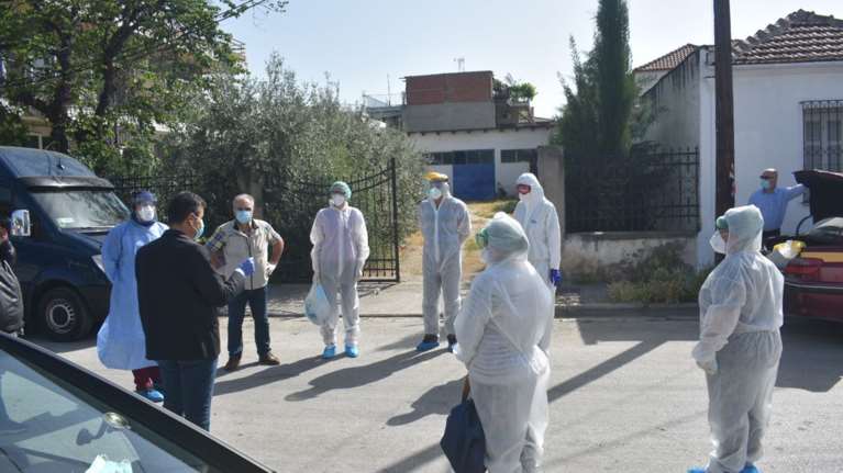 Λάρισα: Μεγάλη επιχείρηση με ελέγχους και ιχνηλατήσεις μετά τα νέα 11 κρούσματα στη Νέα Σμύρνη [εικόνες-βίντεο]