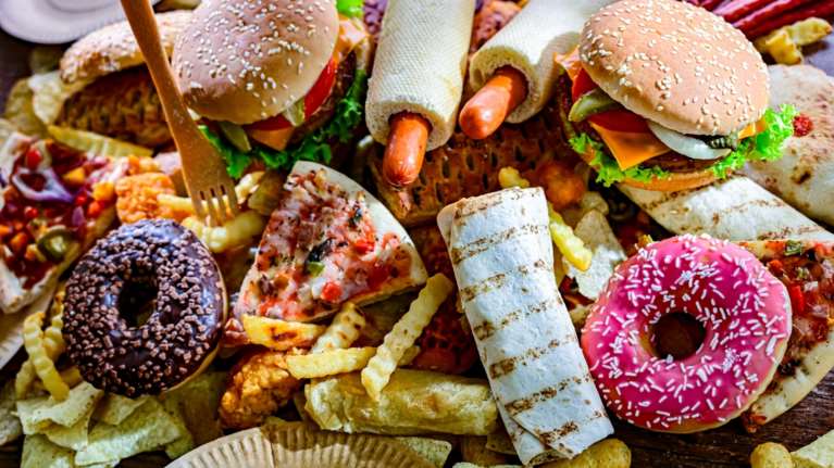 Καμπανάκι για τα υπερεπεξεργασμένα τρόφιμα: Πώς πυροδοτούν την παχυσαρκία και χρόνιες παθήσεις