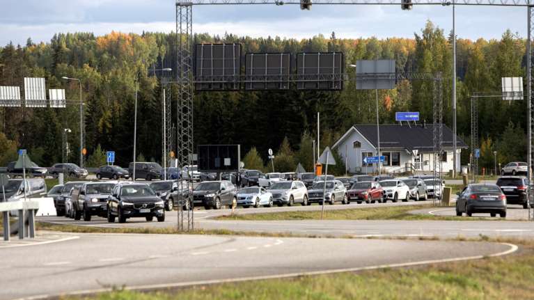 Αυξημένη η κίνηση στα σύνορα Ρωσίας - Φινλανδίας: Χιλιάδες Ρώσοι εγκαταλείπουν την χώρα [εικόνες]