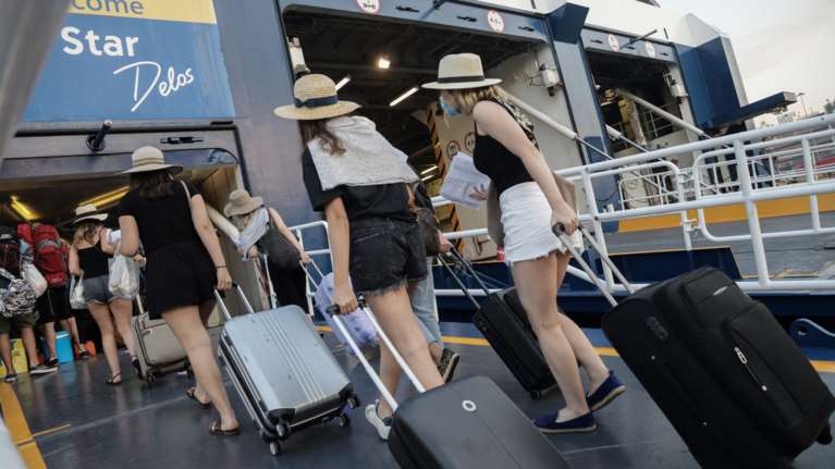 Πειραιάς και Ραφήνα: Κορυφώνεται η έξοδος του Δεκαπενταύγουστου - Κοσμοσυρροή και έκτακτα δρομολόγια [βίντεο]