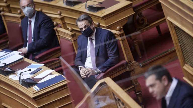 Οι 3 λογαριασμοί &quot;φωτιά&quot; της ΔΕΗ που έδειξε ο Αλέξης Τσίπρας στη Βουλή και η απάντηση του Κυριάκου Μητσοτάκη