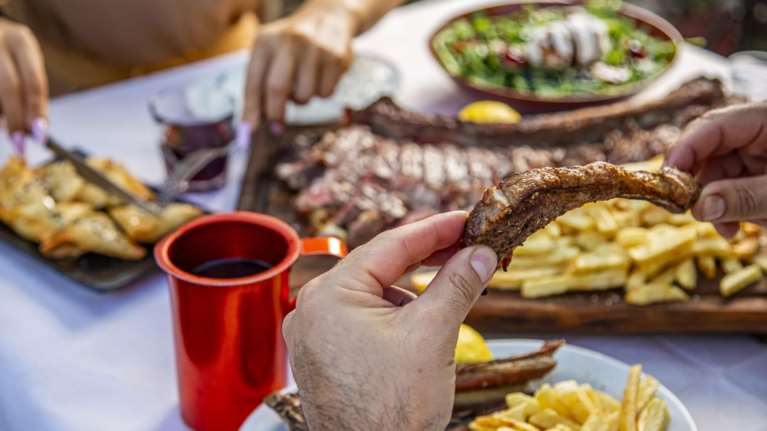Σε μια αυλή στον Άγιο Δημήτριο, θα φας επικό παϊδάκι