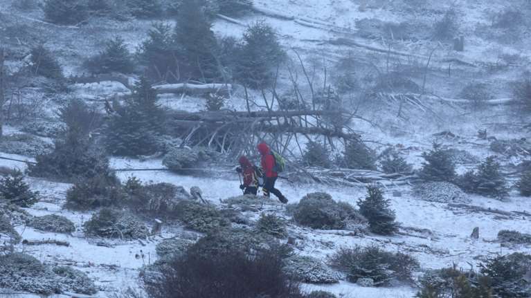 Κακοκαιρία: Χιόνια την Τρίτη ακόμα και στην Πάρνηθα - &quot;Βουτιά&quot; του υδράργυρου και χιονοπτώσεις σε αρκετές περιοχές