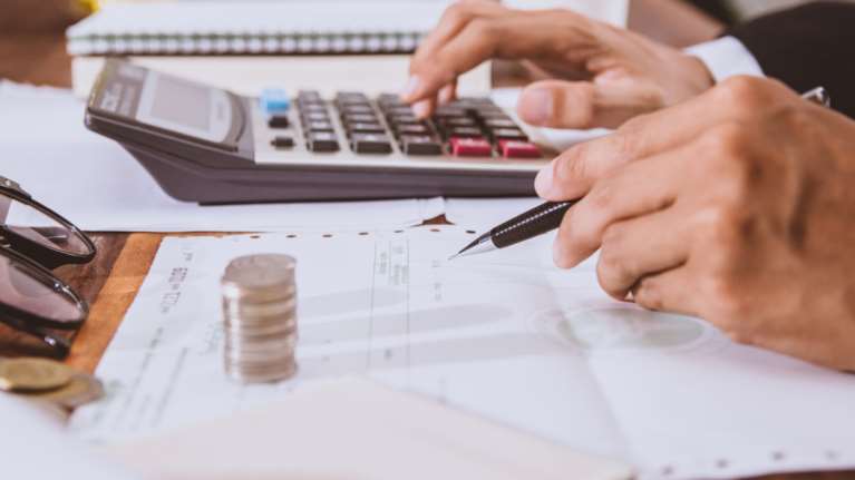 Σε παιδεία και υγεία τα έσοδα από τον έξτρα φόρο που θα πληρώσουν οι ελεύθεροι επαγγελματίες