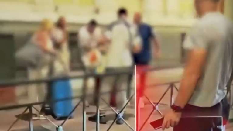 Επεισόδιο με ταξιτζή και τουρίστες: Ξύλο και σκηνές έντασης για την αξία της διαδρομής - Βίντεο