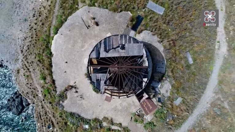 Camera Obscura: Πάνω σε αυτό το πυροβόλο στην Αίγινα έβλεπες... τον κόσμο ανάποδα [βίντεο]