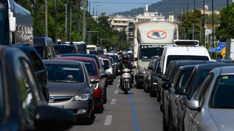 Μεγάλες δυσκολίες στους δρόμους: Καθυστερήσεις σε Κηφισό, κέντρο και Αττική Οδό - Ουρές χιλιομέτρων στη λεωφόρο Σχιστού