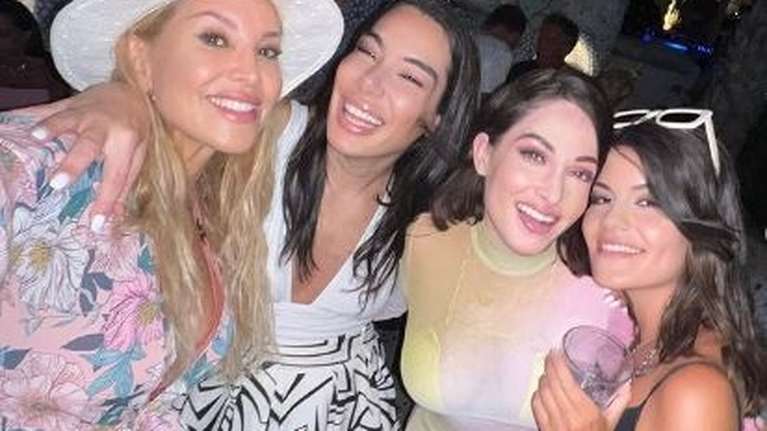 Ιωάννα Παλιοσπύρου: Λαμπερή και χαρούμενη στην Ίο μαζί με την Αννίτα Ναθαναήλ [Εικόνες]