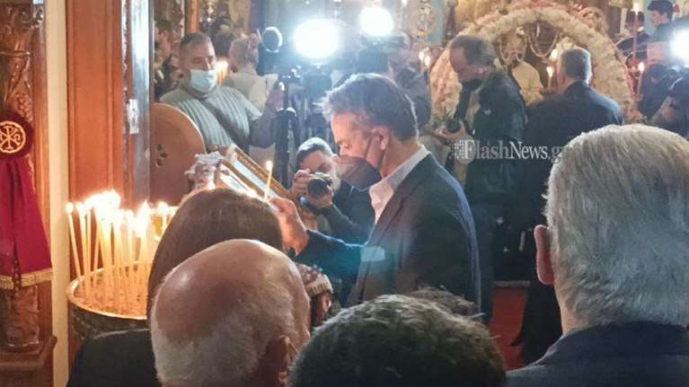 Μητσοτάκης: Στον ναό που πήγαινε ο πατέρας του για τον Επιτάφιο στα Χανιά ο πρωθυπουργός, μαζί με τη Μαρέβα