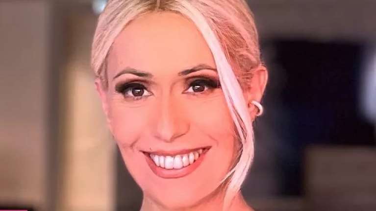 Μαρία Μπακοδήμου: Kαταπολεμάει τον καύσωνα φορώντας μόνο την πετσέτα της