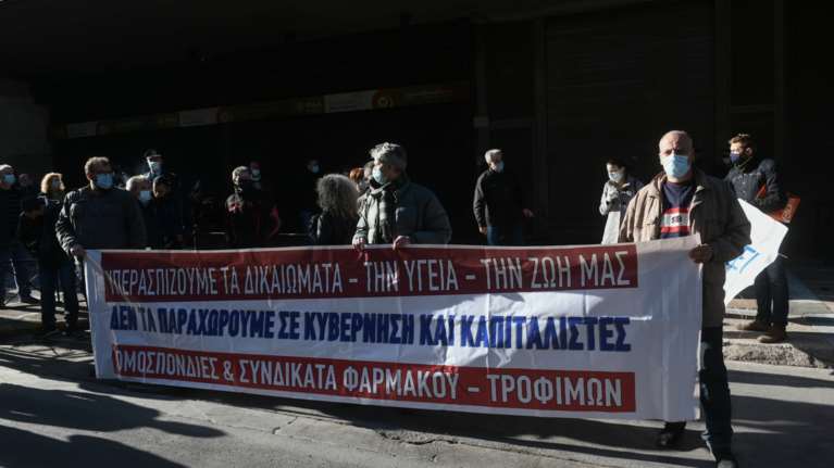 Νέα διαδήλωση και μοτοπορεία από το ΠΑΜΕ στο υπουργείο Εργασίας με μάσκες και αποστάσεις [εικόνες - βίντεο]