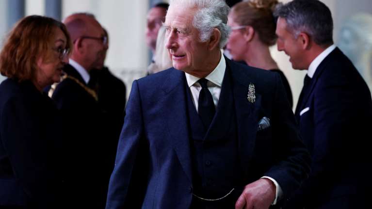 Θάνατος Ελισάβετ: Τρεις συλλήψεις για &quot;διατάραξη της τάξης&quot; στο Εδιμβούργο - Διαδηλώτριες αποδοκίμασαν τον βασιλιά Κάρολο