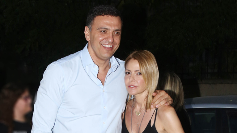 Τζένη Μπαλατσινού | Με τον Βασίλη Κικίλια στην Κέρκυρα με γαλάζια φούστα και crop top