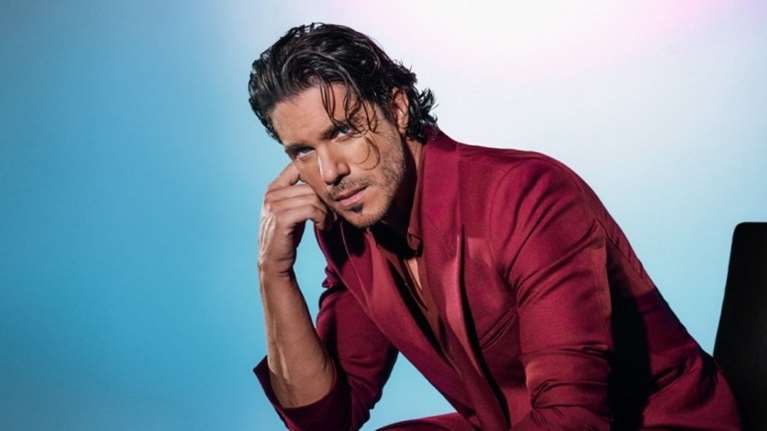 Ερωτευμένος ο Νίκος Οικονομόπουλος ... και μπροστά σε δίλημμα