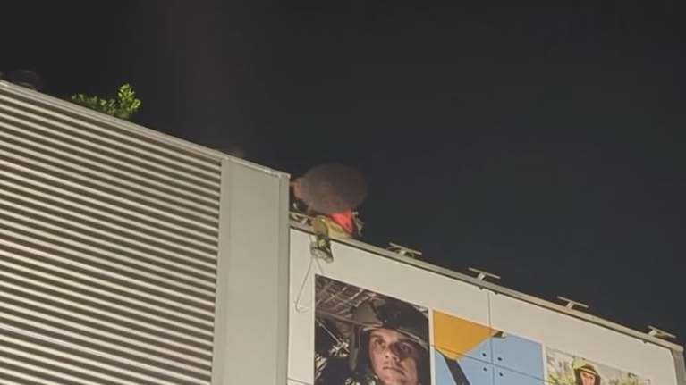 &quot;Θρίλερ&quot; στο υπουργείο Πολιτικής Προστασίας: Εποχικός πυροσβέστης απειλούσε να αυτοκτονήσει, πέφτοντας στο κενό