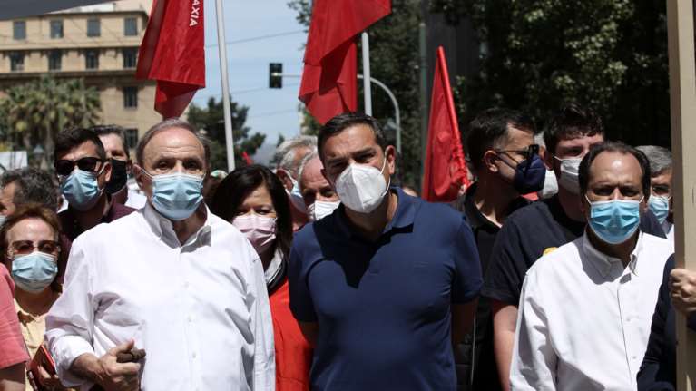 ΠΑΣΟΚ για πάντα: Ο Τσίπρας διαδήλωσε αγκαλιά με Τζουμάκα, Ξενογιαννακοπούλου και Σπίρτζη