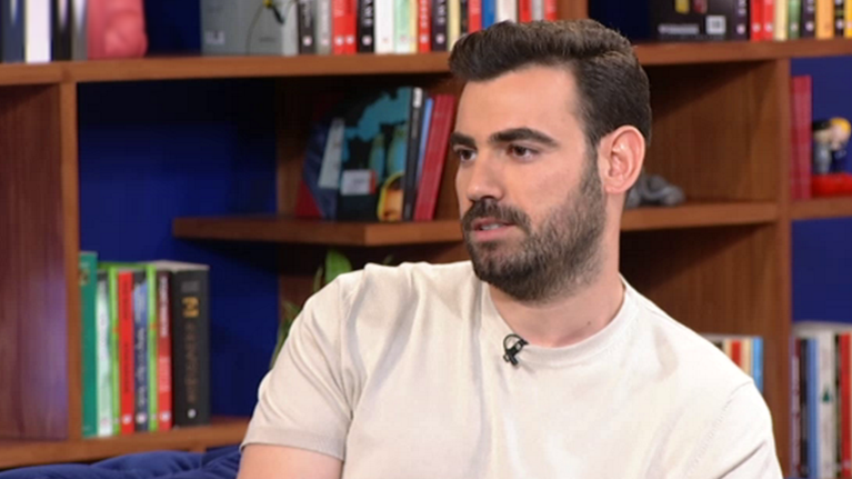 Νίκος Πολυδερόπουλος: &quot;Απομονώθηκα αρκετά. Ένιωθα μόνος μου σε όλο αυτό - Η μητέρα μου δεν ερχόταν στο σχολείο, ντρεπόταν. Δεν πέρναγε ούτε απ&#39; έξω&quot;
