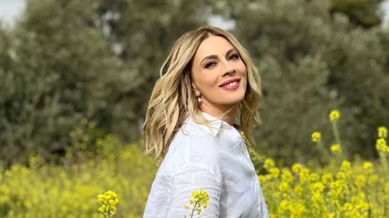 Το εξοχικό σπίτι της Σμαράγδας Καρύδη στην Αίγινα, είναι ένα όνειρο