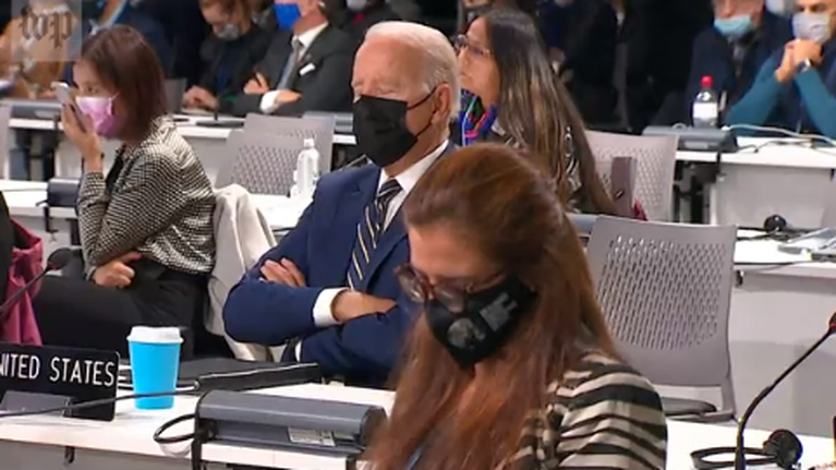 Γλασκώβη: Ο Τζο Μπάιντεν φαίνεται να "κλέβει" έναν υπνάκο την πρώτη μέρα της COP26 [Βίντεο]