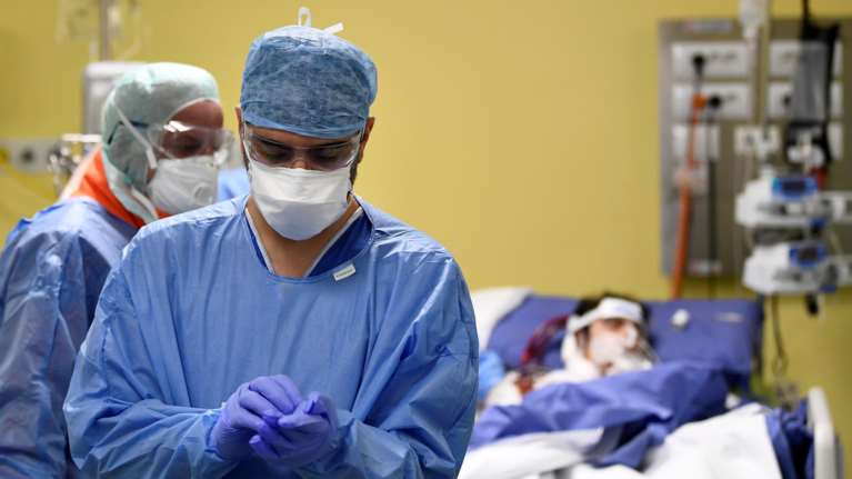 Τέλος τα έκτακτα μέτρα για τον κορονοϊό στα νοσοκομεία - Τι ισχύει για τις Μονάδες Φροντίδας Ηλικιωμένων