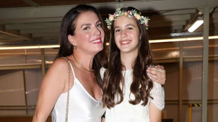 Η Φωτεινή Δάρρα με την κόρη της, Ρωξάνη στο Ηρώδειο - Ντυμένες ασορτί