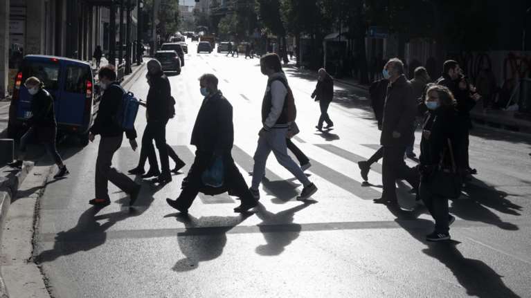 Αποστολή SMS στους ανεμβολίαστους: Τροπολογία στο νομοσχέδιο για τον Ποινικό Κώδικα - Τι αναφέρει