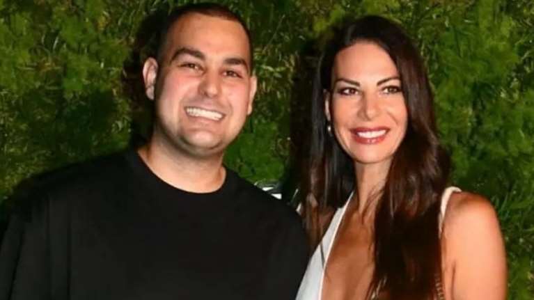 Αγκαλιασμένοι η Εύη Βατίδου και ο Χρίστος Κούγιας - Άφησαν πίσω τις διαφορές τους