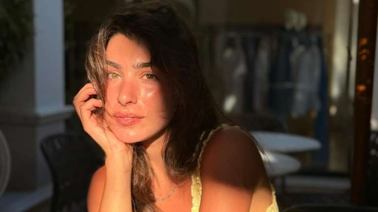 Η Χρύσα Μιχαλοπούλου με girly crop top: Το γλυκό δώρο από τον γιο της, Κίμωνα