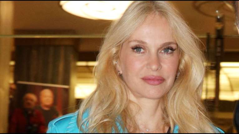 Μαρί Κωνσταντάτου: Η βραδινή εμφάνιση με καπαρντίνα σε απίθανη απόχρωση και υπερβολικά χειμερινό styling