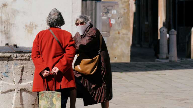 Σε πόλη της Ιταλίας άνδρες και γυναίκες βγαίνουν διαφορετικές ημέρες κι εκ περιτροπής για ψώνια