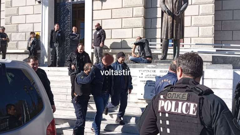 Αστυνομικός της Βουλής: Ατάραχος στον Εισαγγελέα για τη μήνυση της συζύγου του - &quot;Κόψτε του τα χέρια&quot; φώναζαν [βίντεο]